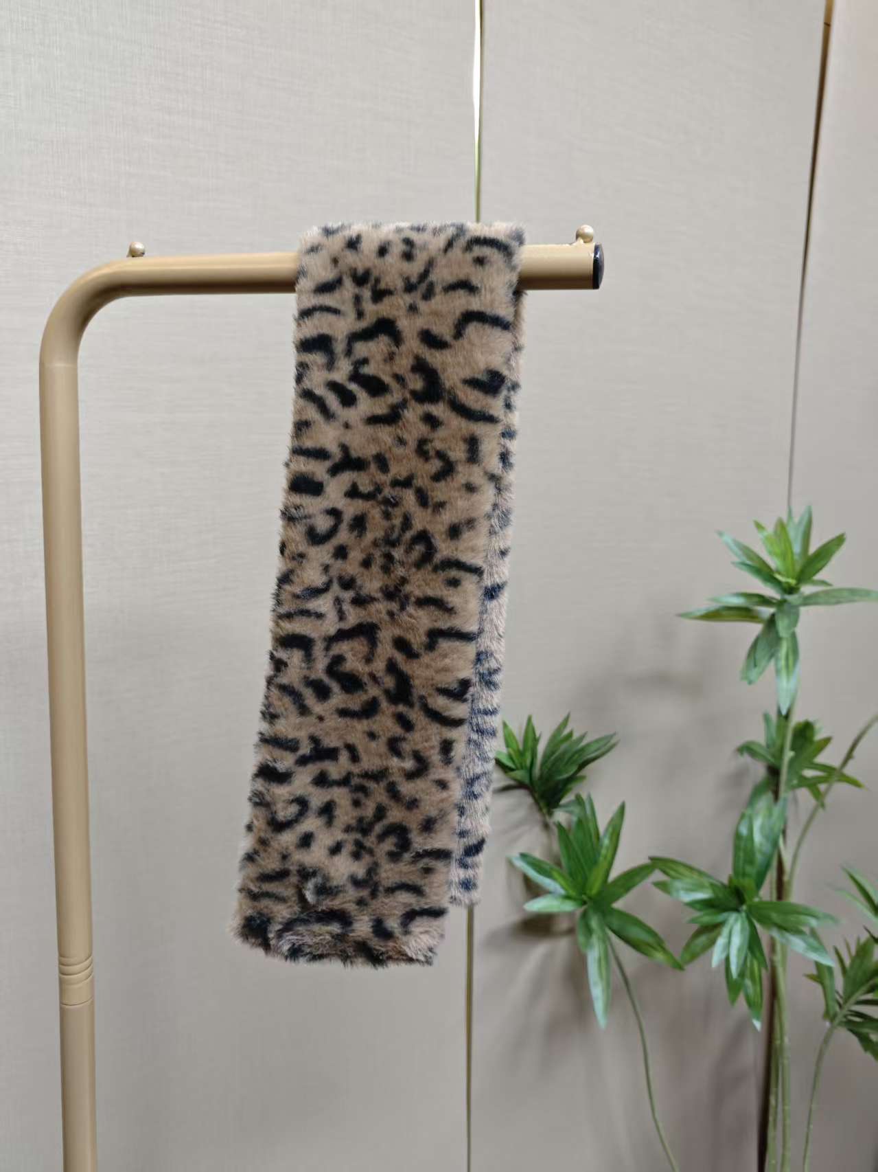 Elegant, feminine, light luxury, fashionable, and versatile accessory - leopard print scarf