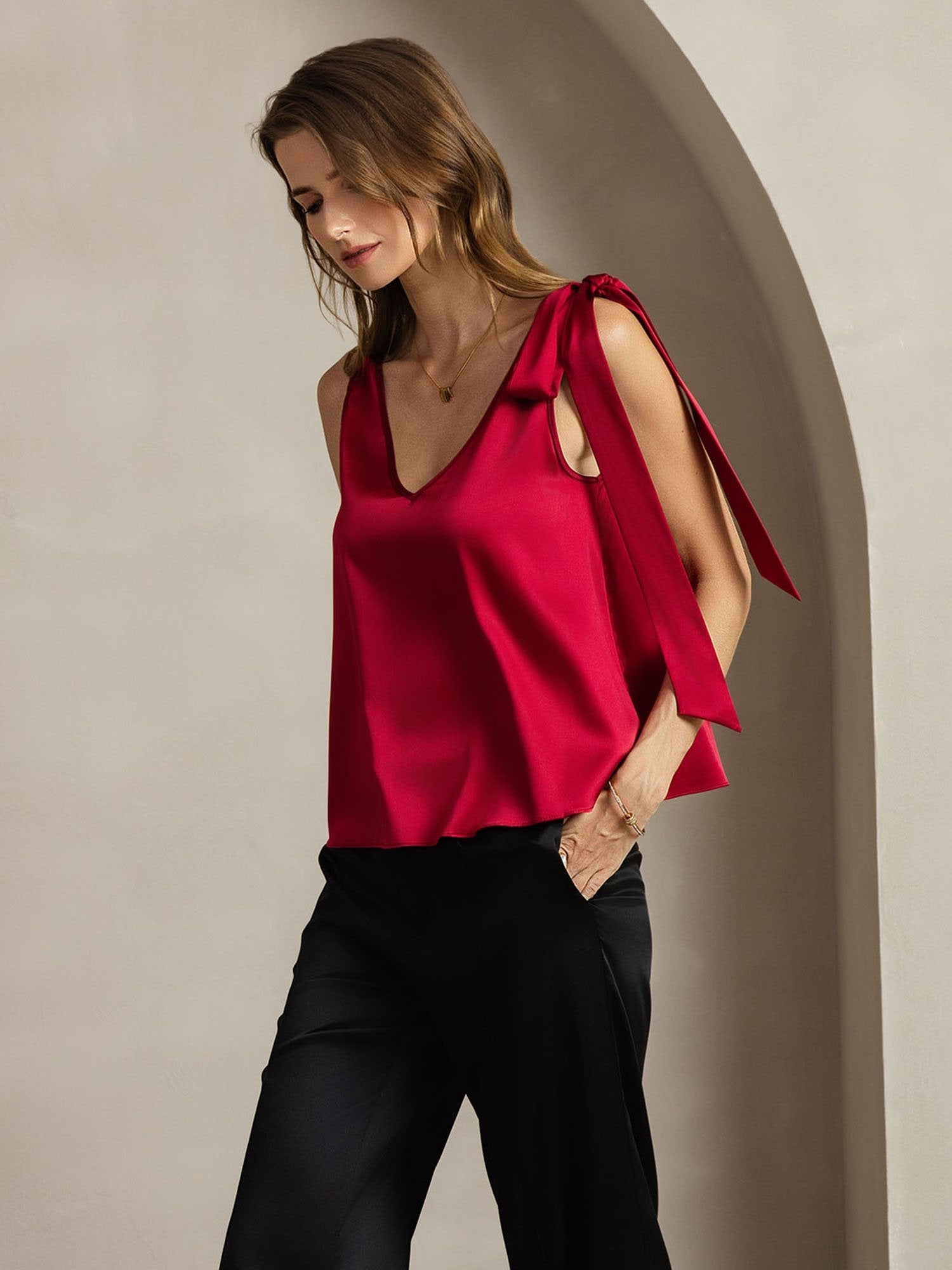 Débardeur en soie 19Momme à encolure en V avec nœuds à nouer