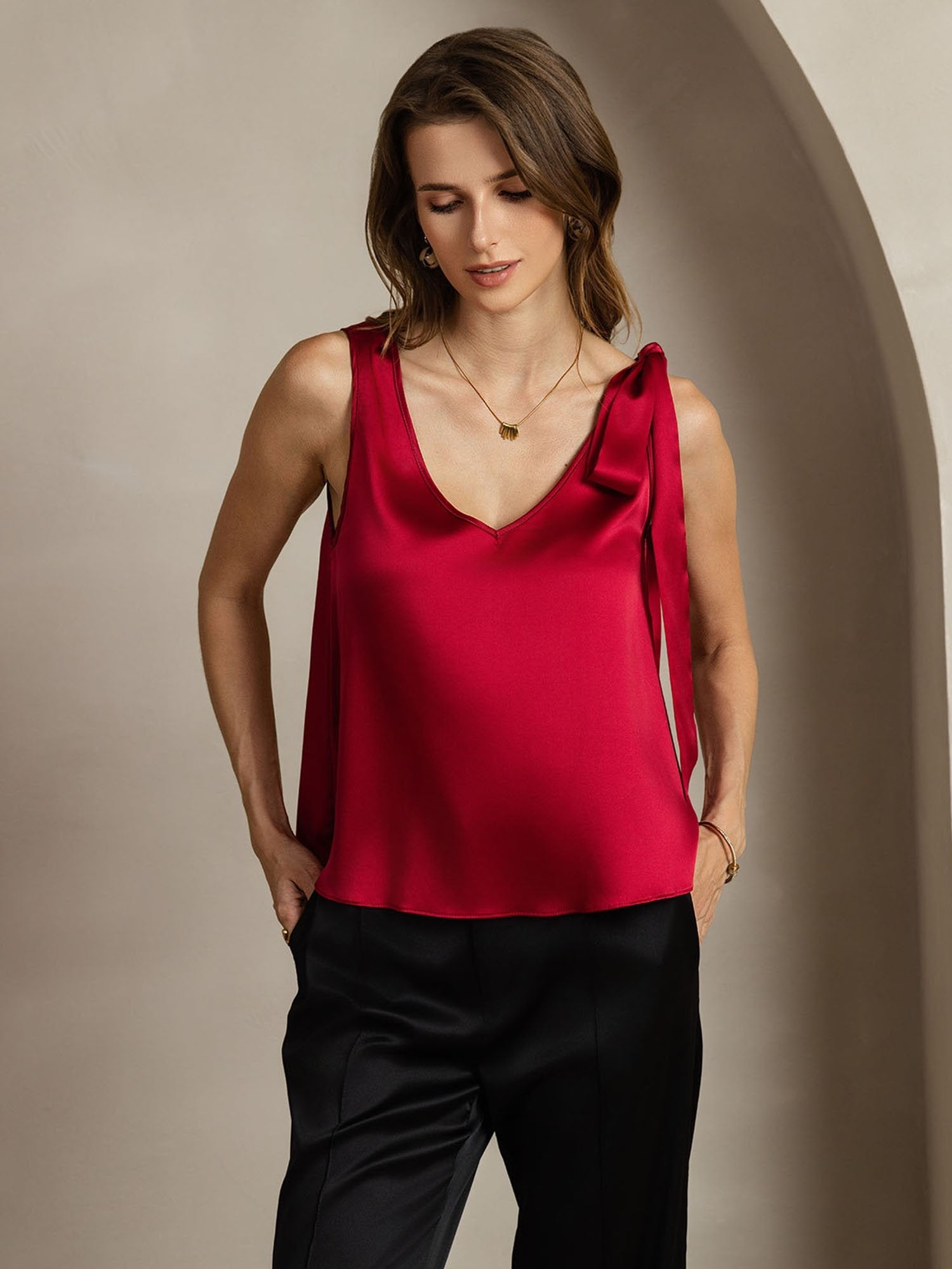 Débardeur en soie 19Momme à encolure en V avec nœuds à nouer