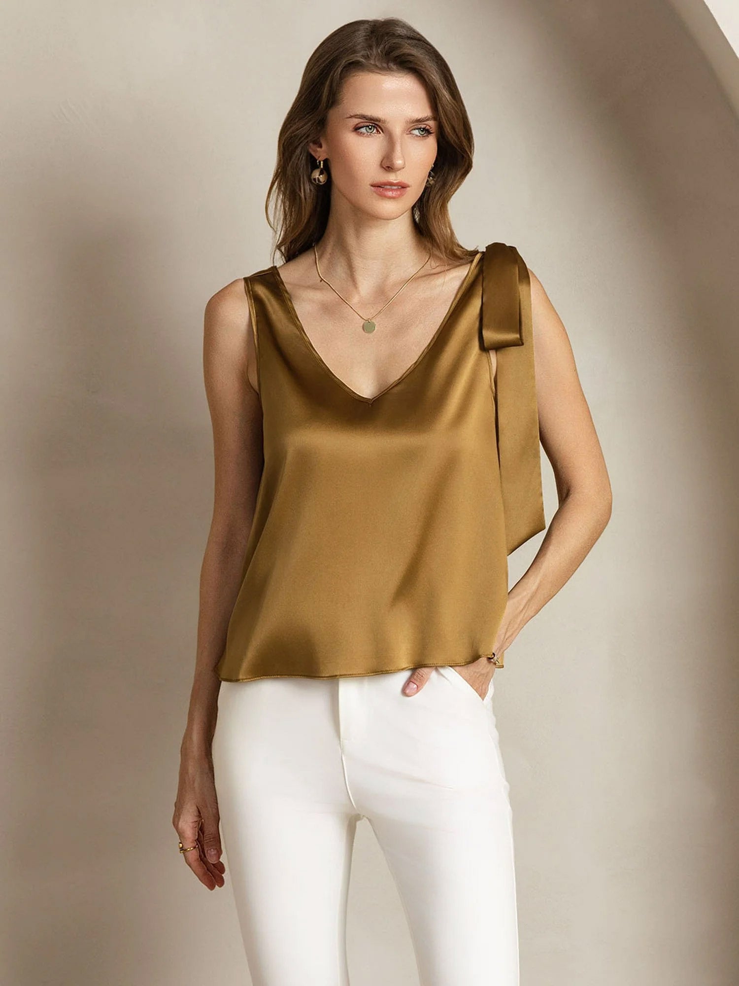 Débardeur en soie 19Momme à encolure en V avec nœuds à nouer