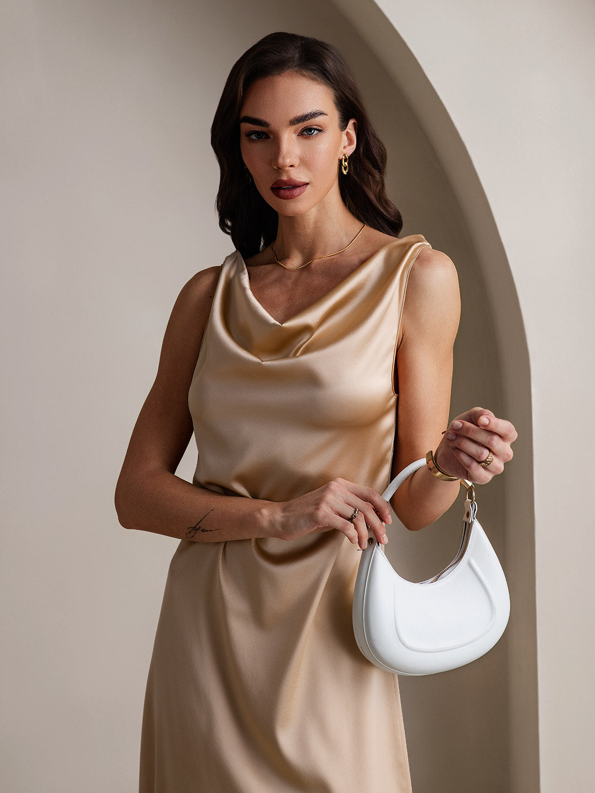 19Momme Robe sans manches en soie élégante à col bénitier