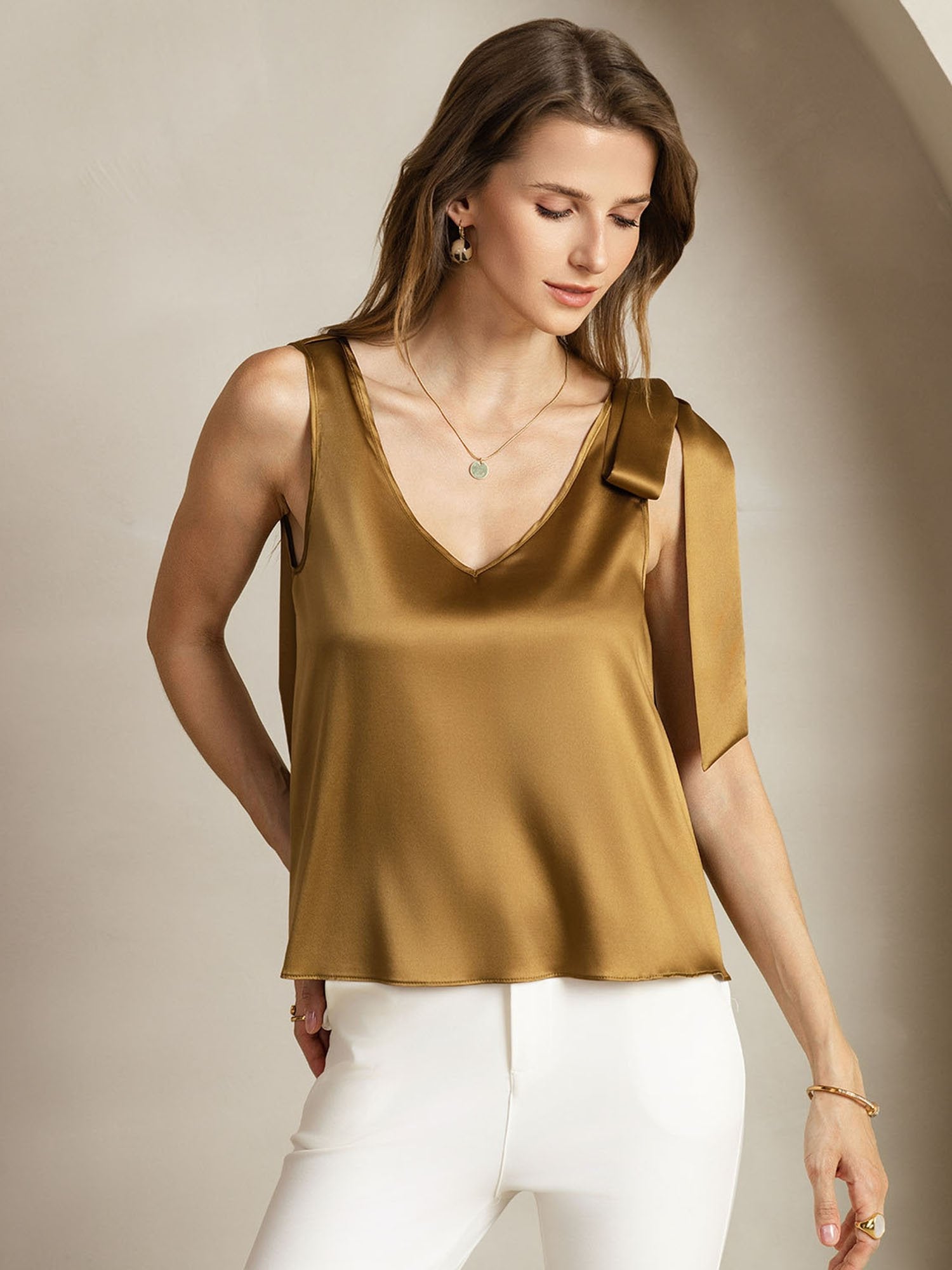 Débardeur en soie 19Momme à encolure en V avec nœuds à nouer