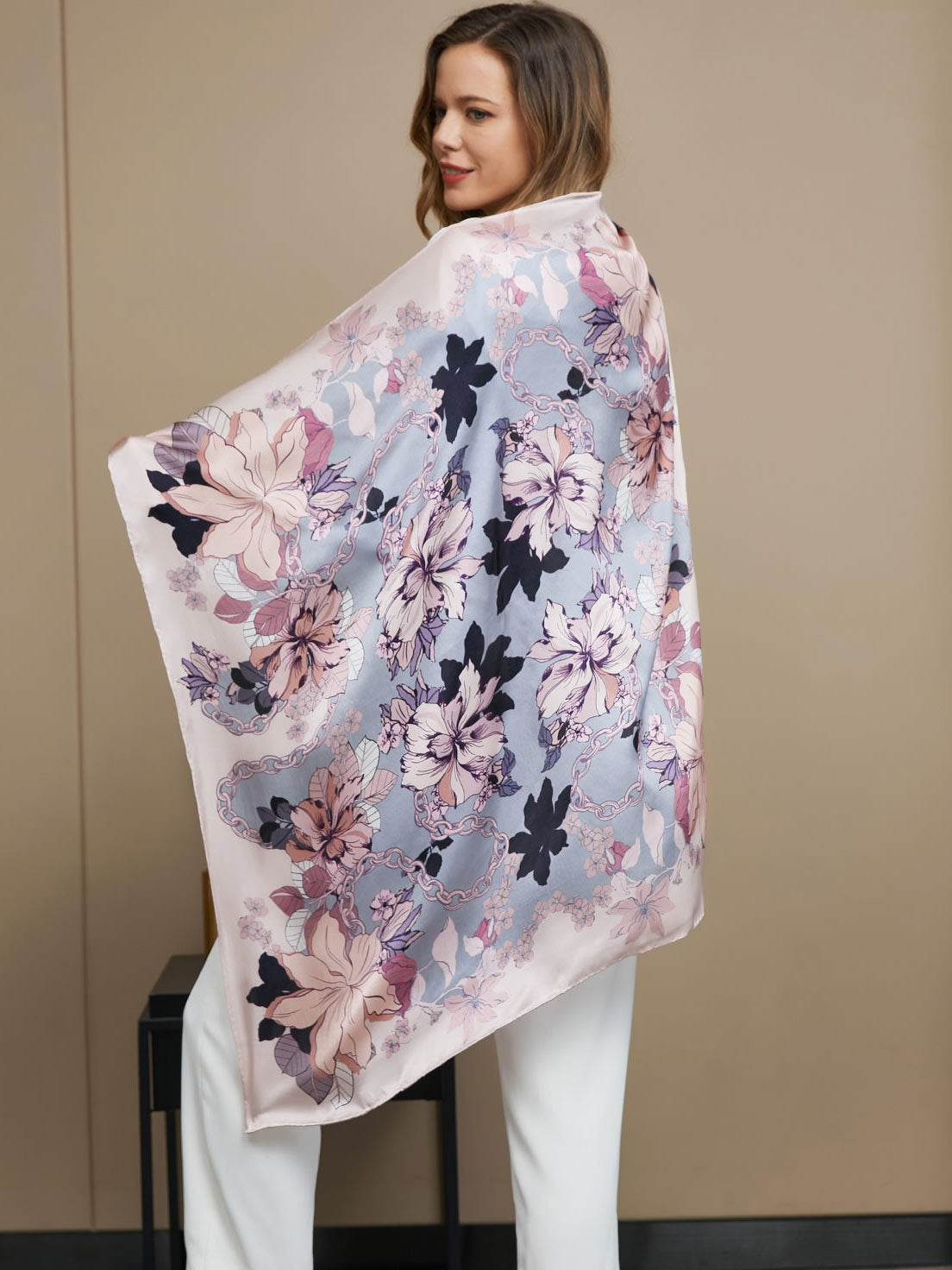 Foulard / Châle Carré à Motif Floral en Soie Pure 86x86cm